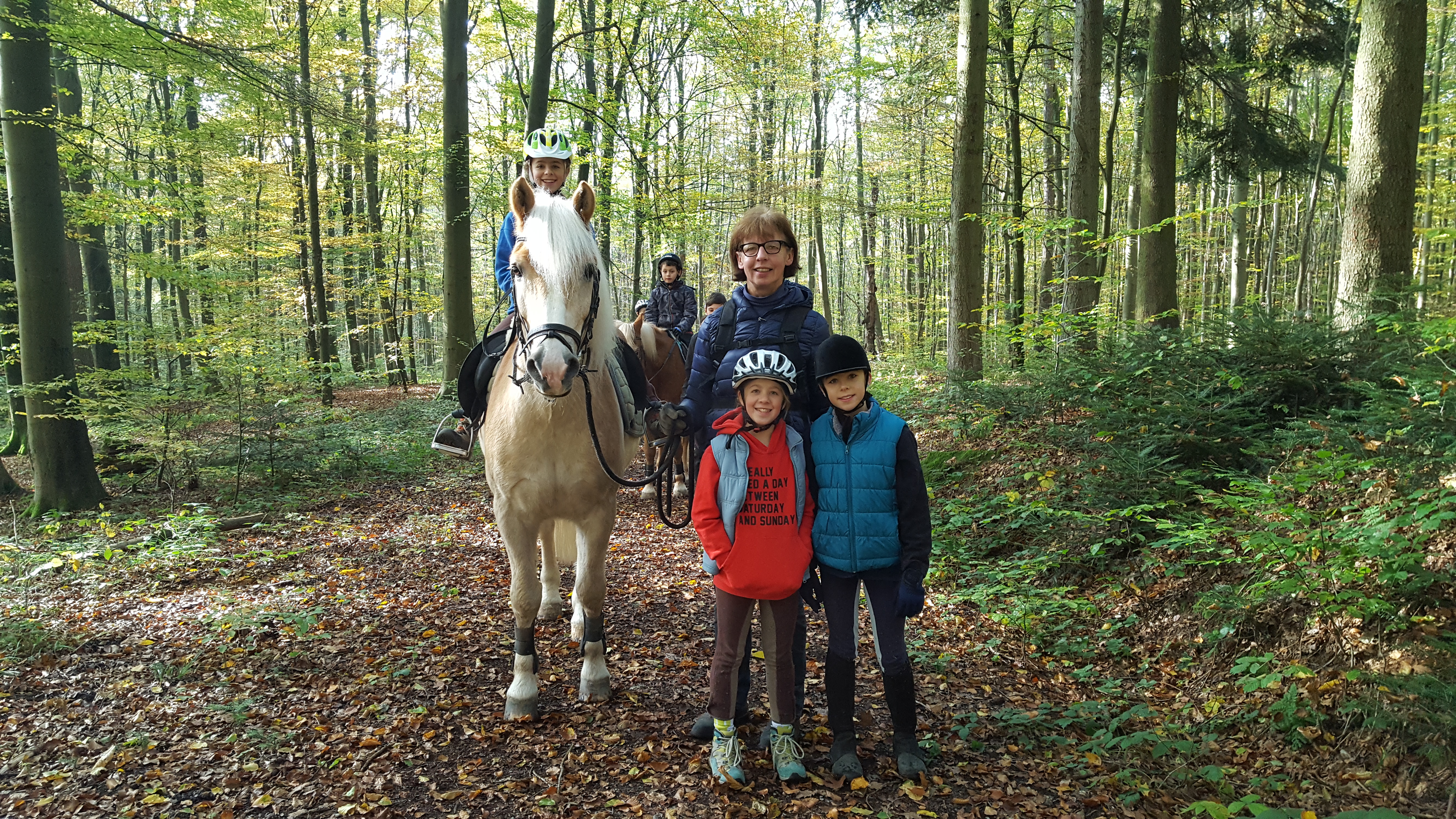 Christiane Ziegler mit Kindern und Pferd im Wald
